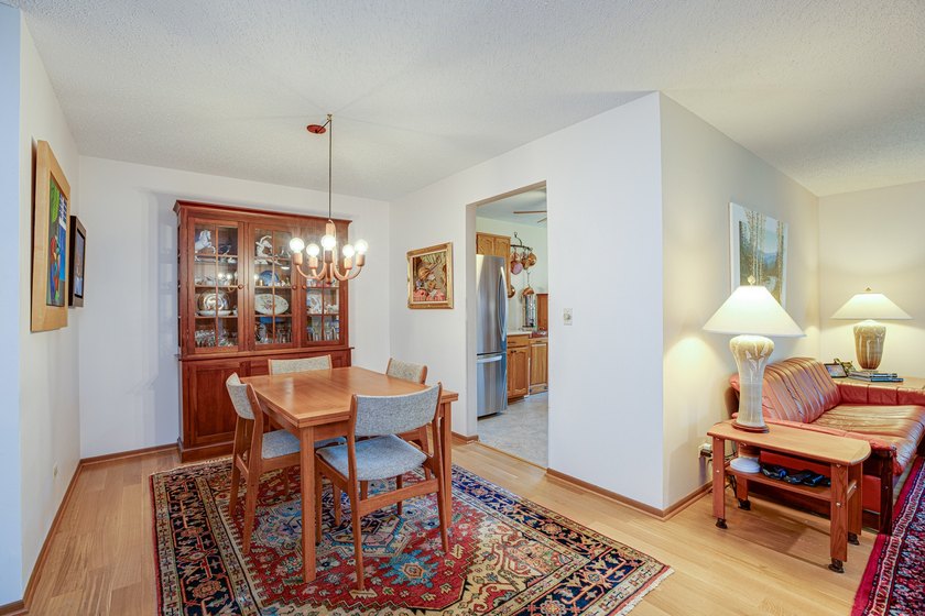 Beautifully updated and move-in ready condo in the desirable - photo 7