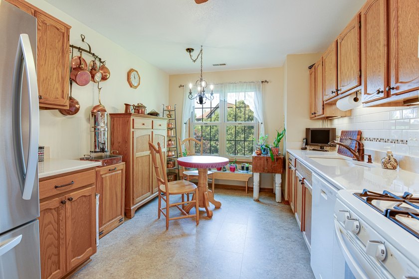 Beautifully updated and move-in ready condo in the desirable - photo 8