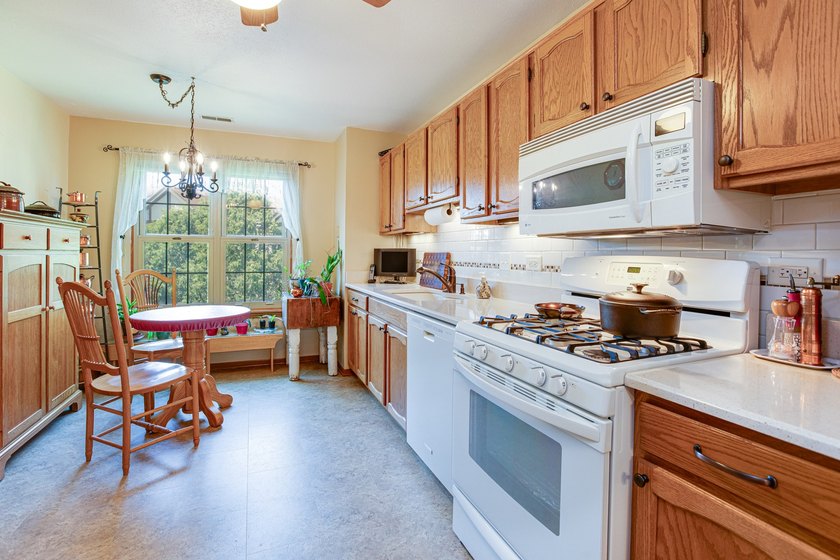 Beautifully updated and move-in ready condo in the desirable - photo 9