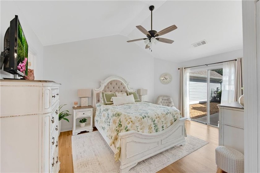 Welcome to this beautifully updated Move-In- Ready cottage - photo 13