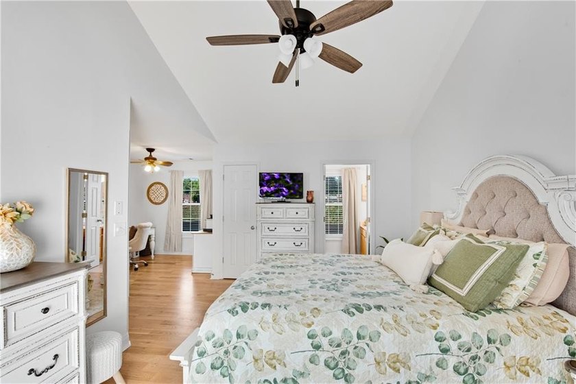 Welcome to this beautifully updated Move-In- Ready cottage - photo 15