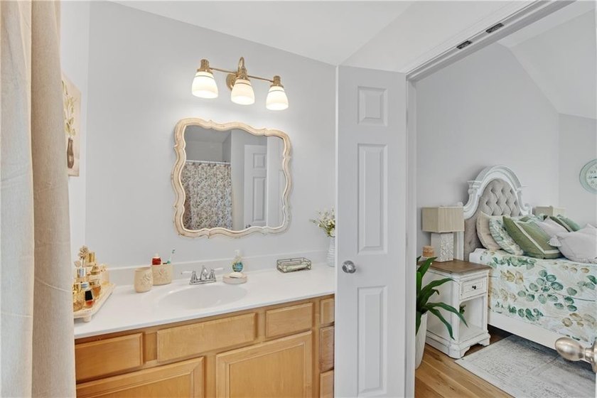 Welcome to this beautifully updated Move-In- Ready cottage - photo 18