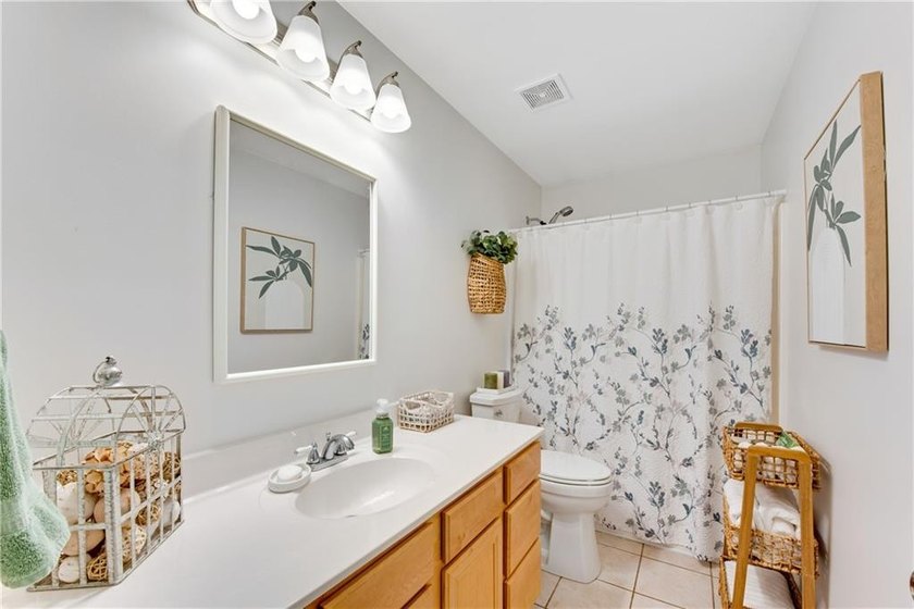 Welcome to this beautifully updated Move-In- Ready cottage - photo 23