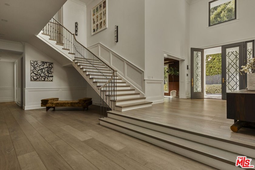 Located in Brentwood's prestigious Grove Estates, this nearly 14 - photo 3