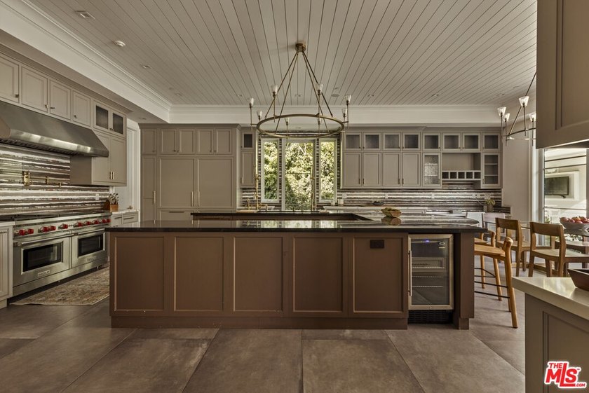 Located in Brentwood's prestigious Grove Estates, this nearly 14 - photo 5