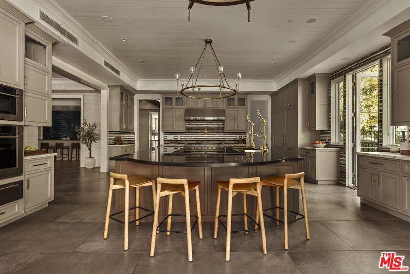Located in Brentwood's prestigious Grove Estates, this nearly 14 - photo 6