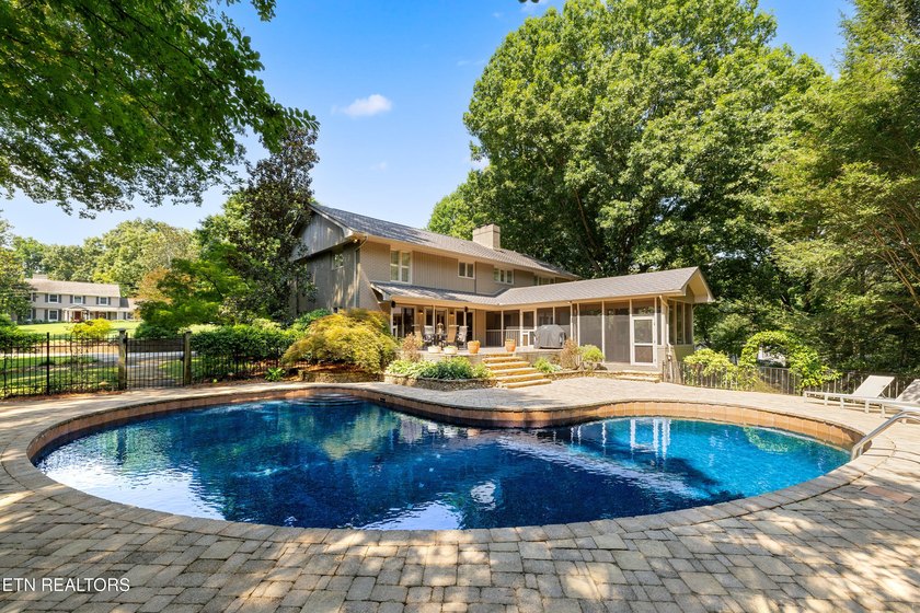 A Riverbend gem! This relaxed and inviting home sits on two lots - photo 3