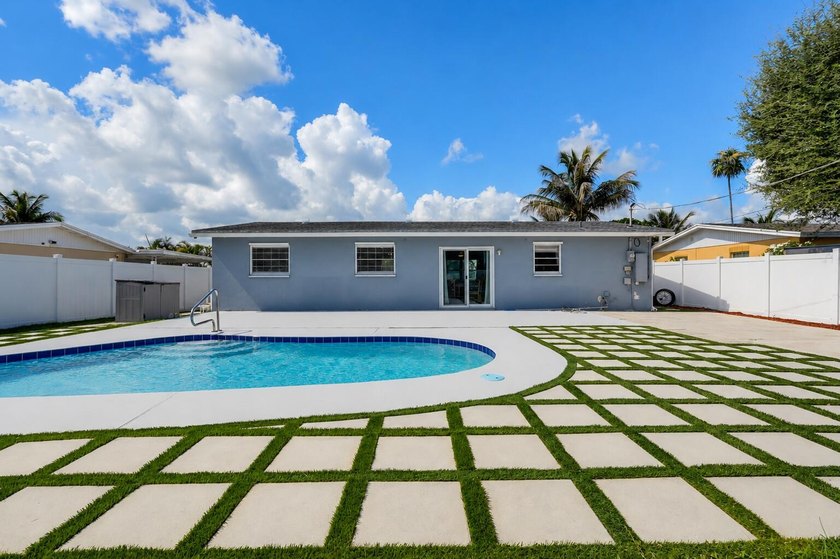 Welcome home to this charming three bedroom, two bathroom single - photo 2
