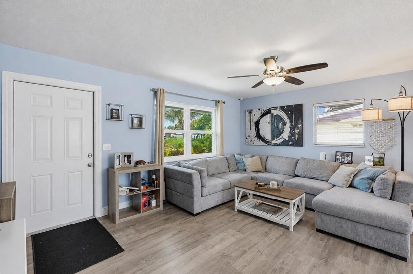 Welcome home to this charming three bedroom, two bathroom single - photo 3