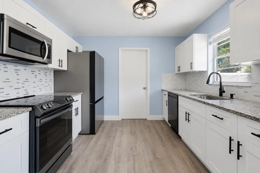 Welcome home to this charming three bedroom, two bathroom single - photo 7