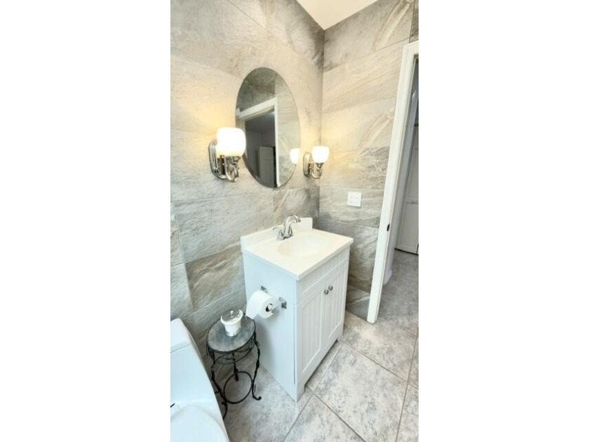 This is a spacious 2 story home on the lake in Villa D Este, a - photo 28