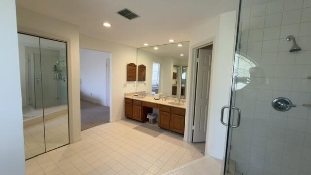 This is a spacious 2 story home on the lake in Villa D Este, a - photo 31