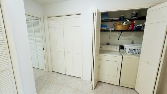 This is a spacious 2 story home on the lake in Villa D Este, a - photo 39