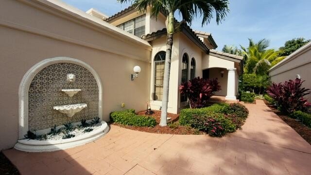 This is a spacious 2 story home on the lake in Villa D Este, a - photo 43