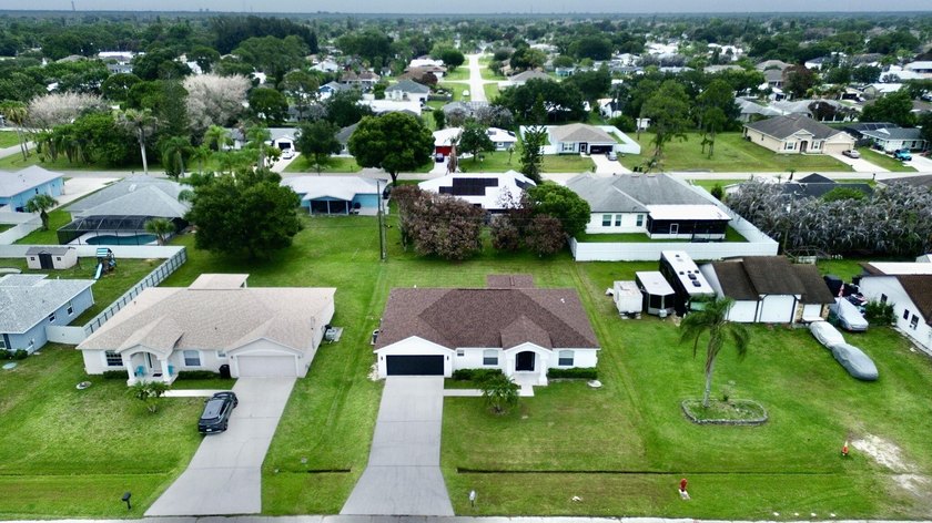 Welcome to this spacious 3-bedroom, 2-bathroom home ideally - photo 2