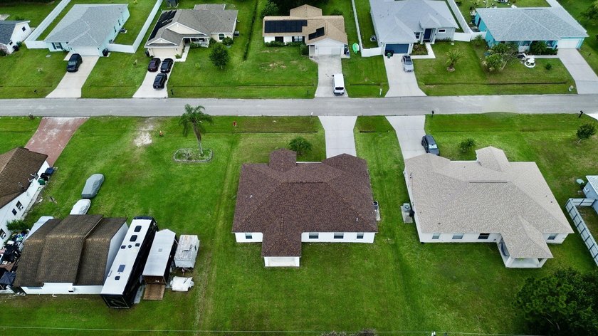 Welcome to this spacious 3-bedroom, 2-bathroom home ideally - photo 4