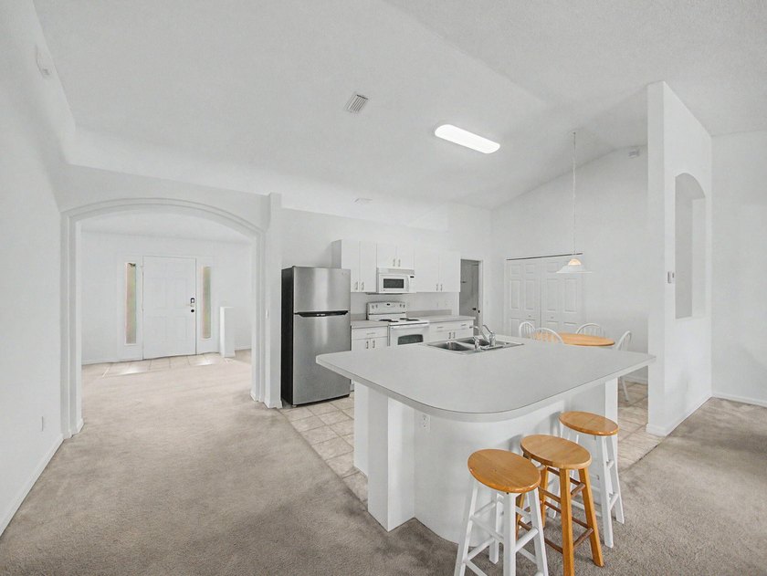 Welcome to this spacious 3-bedroom, 2-bathroom home ideally - photo 10