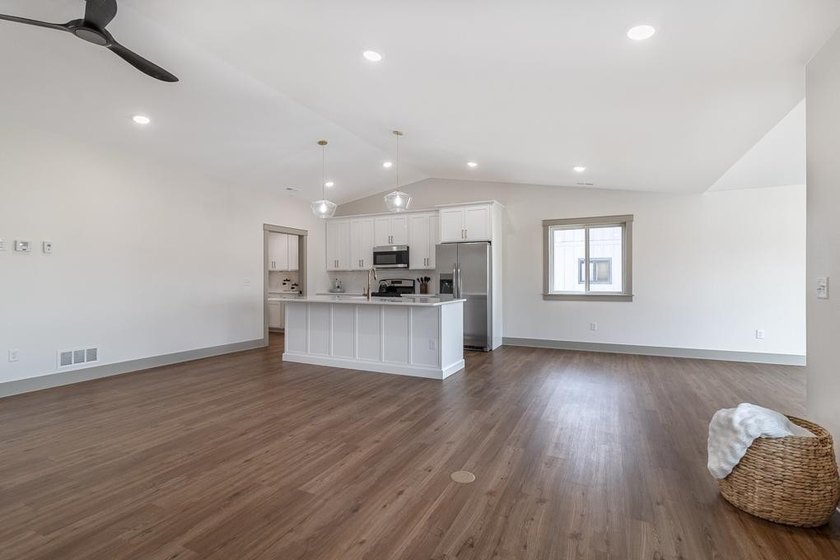 New Construction - 2 bedrooms, 2 bathrooms, oversized 2-stall - photo 11