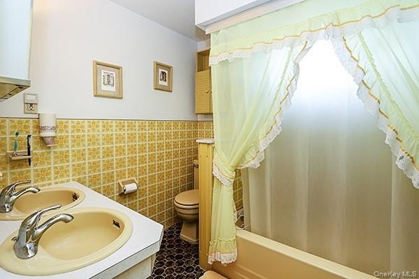 Vintage Colonial set on property that is 223feet deep!!! There - photo 27
