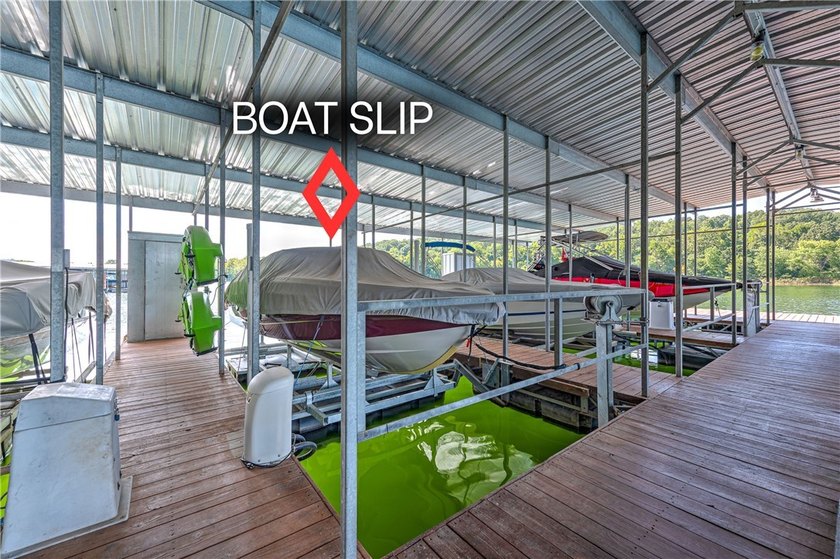 BOAT SLIP w/lift conveys at end of cul-de-sac. Remodeled luxury - photo 2