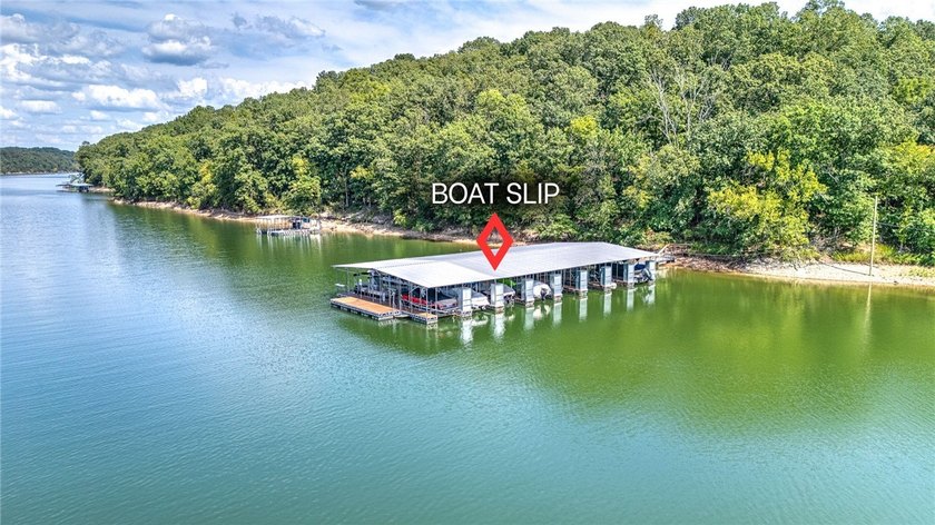 BOAT SLIP w/lift conveys at end of cul-de-sac. Remodeled luxury - photo 3