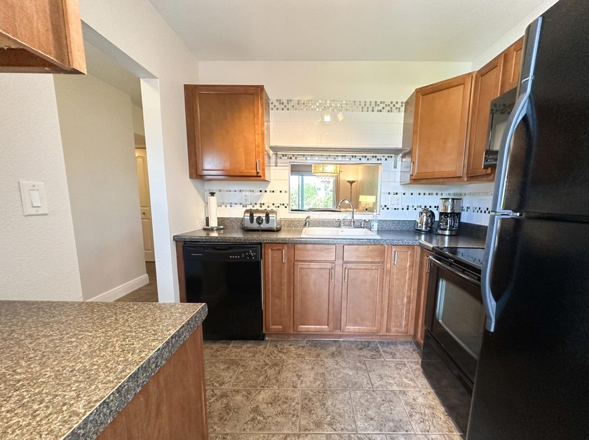 Charming 2-bedroom / 2-bath condo located in one of the - photo 3