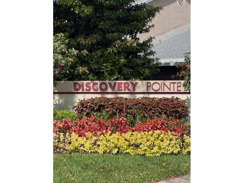 PRIME LOCATION IN A GATED COMMUNITY! THIS BEAUTIFUL TOWNHOME - photo 2