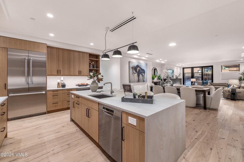 This exceptionally rare single-level residence offers 5 bedrooms - photo 11