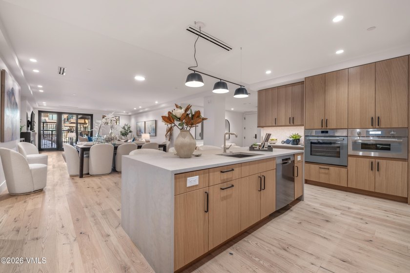 This exceptionally rare single-level residence offers 5 bedrooms - photo 12