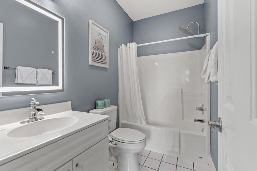 Welcome to this beautifully maintained 2-bedroom, 2-bathroom - photo 14