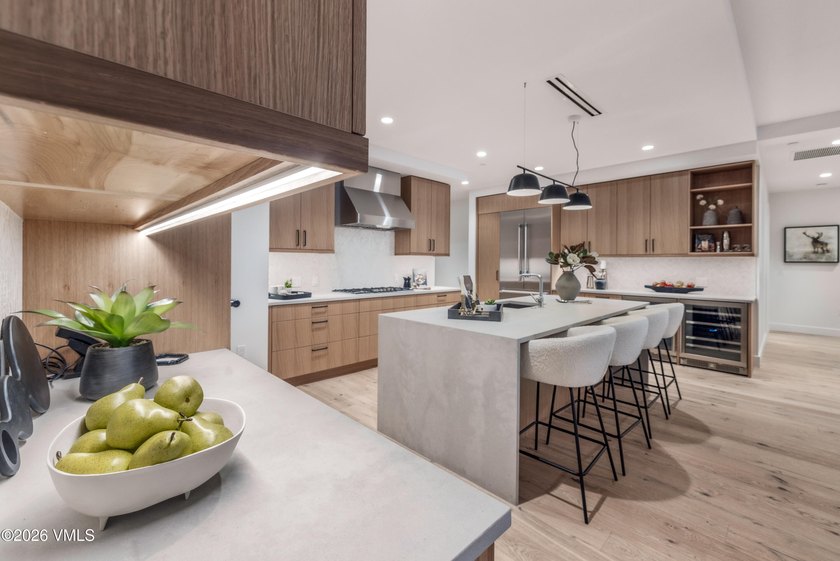 This exceptionally rare single-level residence offers 5 bedrooms - photo 14