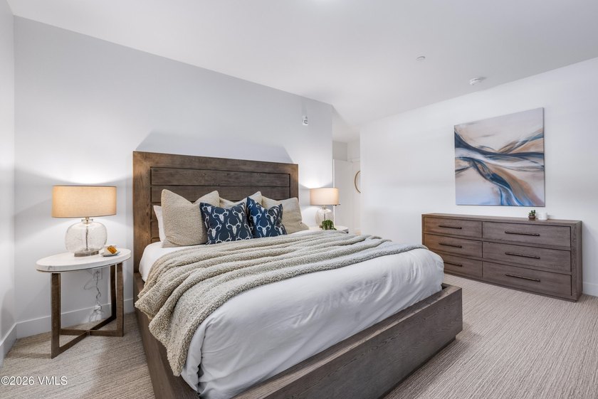 This exceptionally rare single-level residence offers 5 bedrooms - photo 15