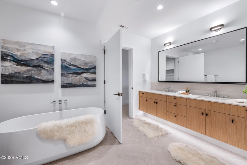 This exceptionally rare single-level residence offers 5 bedrooms - photo 18