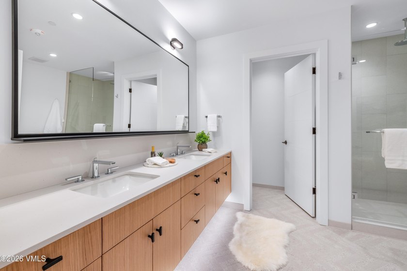This exceptionally rare single-level residence offers 5 bedrooms - photo 19