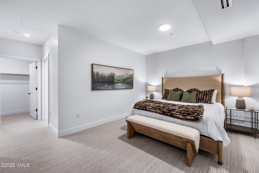 This exceptionally rare single-level residence offers 5 bedrooms - photo 20