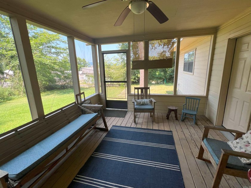 This cozy bungalow, with 1 bedroom and 1 bathroom, has a perfect - photo 22