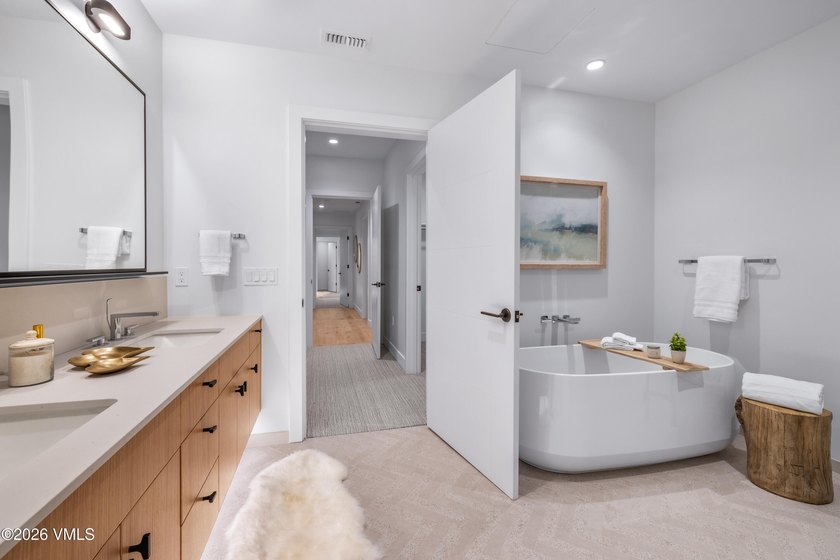 This exceptionally rare single-level residence offers 5 bedrooms - photo 25