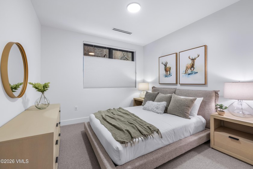 This exceptionally rare single-level residence offers 5 bedrooms - photo 26