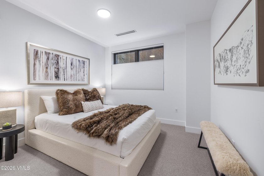 This exceptionally rare single-level residence offers 5 bedrooms - photo 27