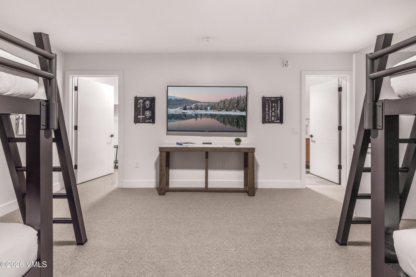 This exceptionally rare single-level residence offers 5 bedrooms - photo 29