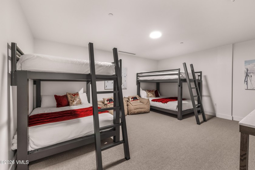 This exceptionally rare single-level residence offers 5 bedrooms - photo 30