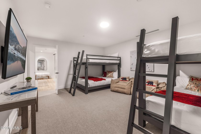 This exceptionally rare single-level residence offers 5 bedrooms - photo 31