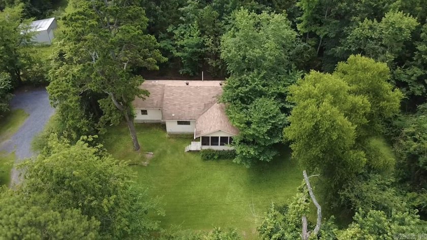 This cozy bungalow, with 1 bedroom and 1 bathroom, has a perfect - photo 33
