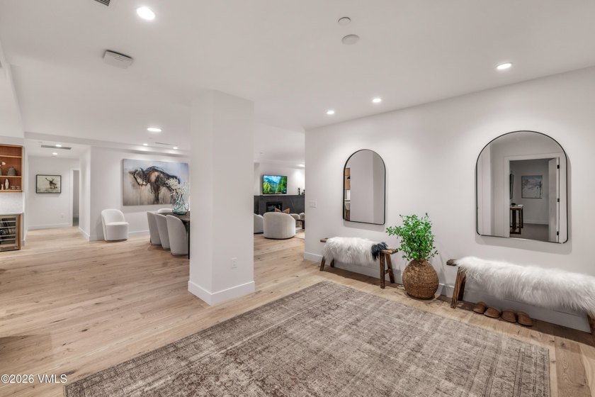 This exceptionally rare single-level residence offers 5 bedrooms - photo 33