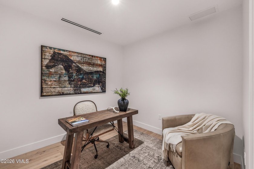 This exceptionally rare single-level residence offers 5 bedrooms - photo 36