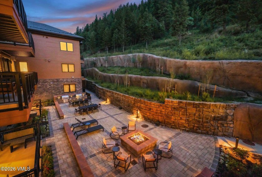 This exceptionally rare single-level residence offers 5 bedrooms - photo 39