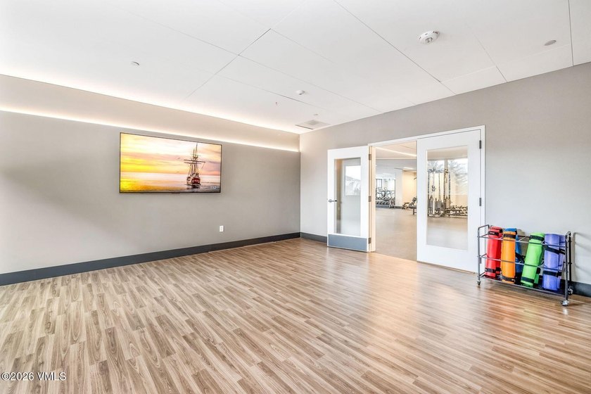 This exceptionally rare single-level residence offers 5 bedrooms - photo 41
