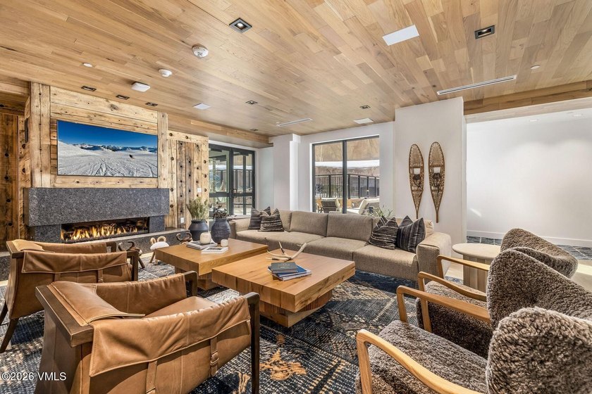 This exceptionally rare single-level residence offers 5 bedrooms - photo 43