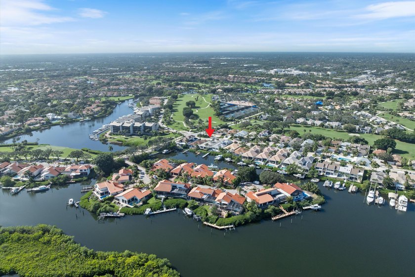 Waterfront dream home reimagined located in the prestigious - photo 2