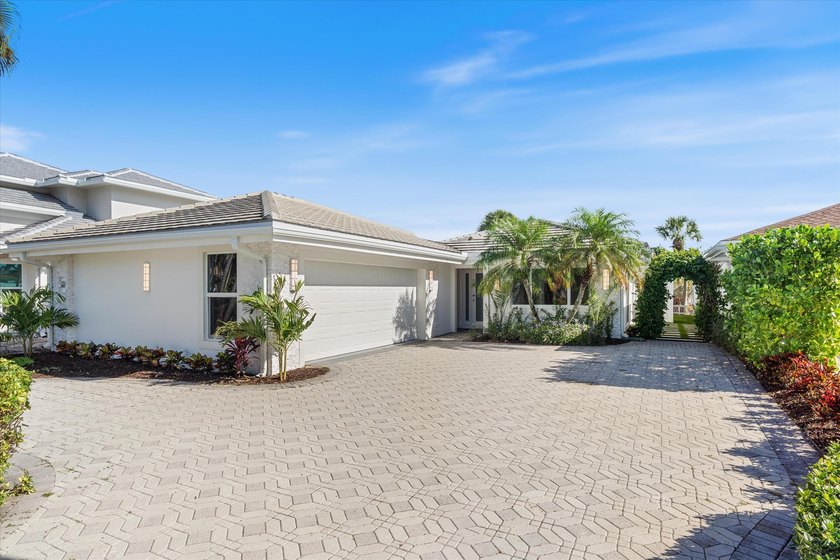 Waterfront dream home reimagined located in the prestigious - photo 3